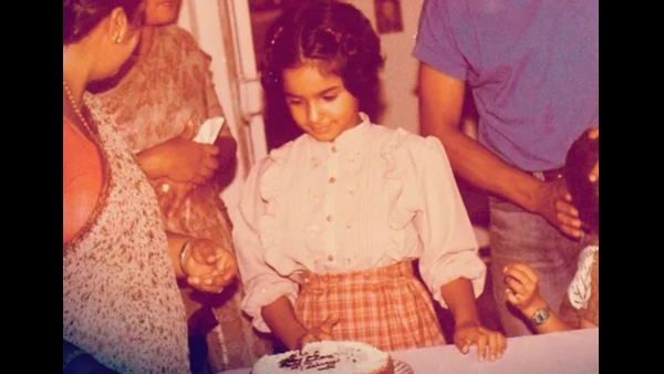 फोटो में दिख रही बच्ची है बॉलीवुड की सबसे बोल्ड एक्ट्रेस, बना चुकीं किसिंग सीन का रिकॉर्ड