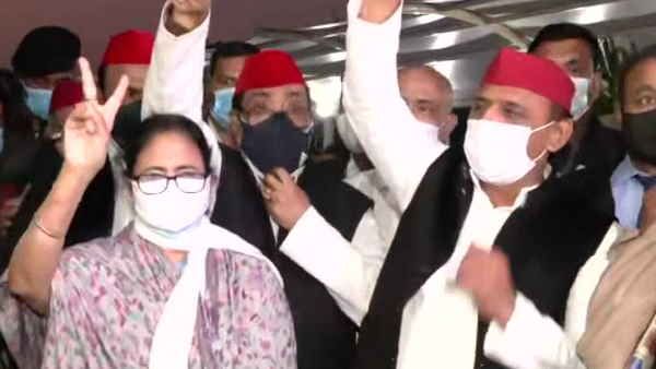 यूपी चुनाव में सपा का समर्थन करने पहुंची बंगाल सीएम ममता बनर्जी, लखनऊ एयरपोर्ट रिसीव करने पहुंचे अखिलेश यादव