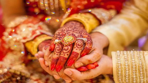 रेप केस से बचाने के लिए पत्नी ने प्रेमिका से करवाई पति की शादी, फिर दोनों ने किया उसका ये हाल