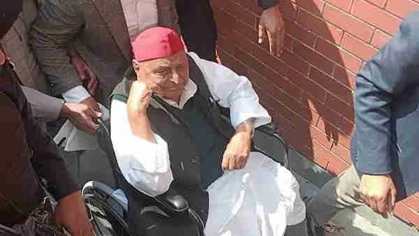 व्हीलचेयर पर बेटे को जिताने के लिए वोट डालने पहुंचे सपा के पूर्व मुखिया मुलायम सिंह यादव