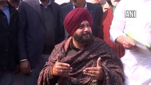 अपनी तरफ इशारा कर बोले सिद्धू- पंजाब में बदलाव लाने वाला आदमी आपके सामने है