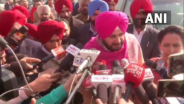 'एक तरफ बादल परिवार और कैप्टन का माफिया सिस्टम है, दूसरी तरफ हम', वोट डालने के बाद सिद्धू का बड़ा हमला