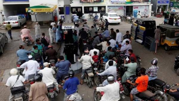 कीमतों का बम गिराने के मामले में कम नहीं पड़ोसी पाकिस्तान, पेट्रोल पर बढ़ाए सीधे 12 रुपए