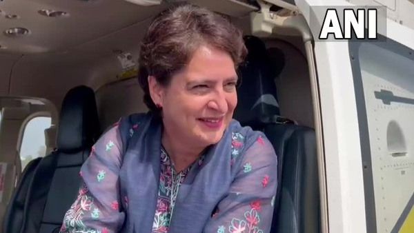 पहले झुग्गियों में रहने वालों से की मुलाकात, फिर प्रियंका गांधी ने शुरू किया रोड शो