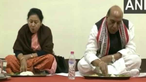 मणिपुर में राजनाथ सिंह ने कारगिल युद्ध में शहीद हुए जवान युमनाम कलेशोर कॉम के घर में खाया भोजन