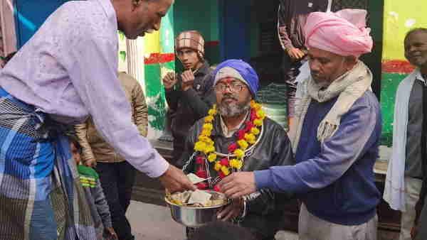 चर्चाओं में आया फिरोजाबाद का उम्मीदवार, खुद को बेड़ियों में जकड़कर मांगे वोट और नोट