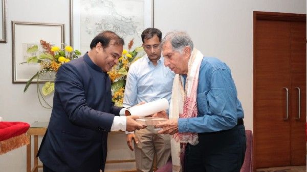 असम के सर्वोच्च नागरिक सम्मान 'असम बैभव' से रतन टाटा सम्मानित, सीएम खुद पहुंचे घर