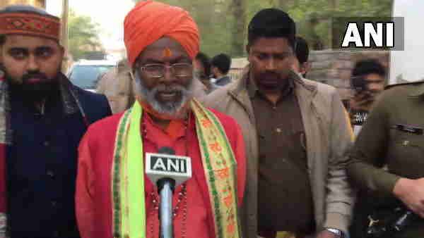 पूरे देश में हिजाब पर प्रतिबंध लगाने के लिए बनना चाहिए कानून, मतदान करने के बाद बोले साक्षी महाराज