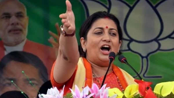 स्मृति ईरानी बोलीं- कमल पर बैठकर आती हैं लक्ष्मी, साइकिल पर नहीं