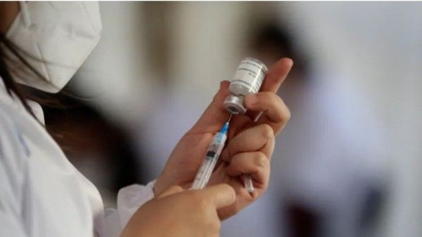 Covid Vaccination: सरकार ने घटाया वैक्सीन का बजट, क्या अब लोगों को खुद लगवानी होगी बूस्टर डोज?