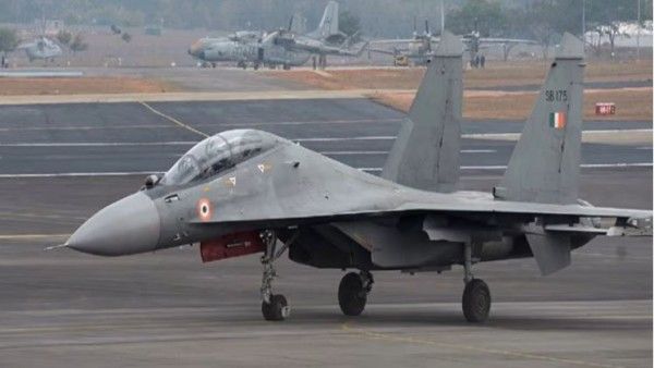 पुणे एयरपोर्ट पर लैंड करते वक्त सुखोई-30 लड़ाकू विमान का टायर फटा