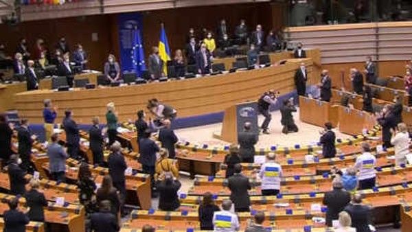 यूरोपीय संसद में यूक्रेन के राष्ट्रपति का भावुक भाषण, सभी ने खड़े होकर बजाईं तालियां, कहा- साबित करो कि...