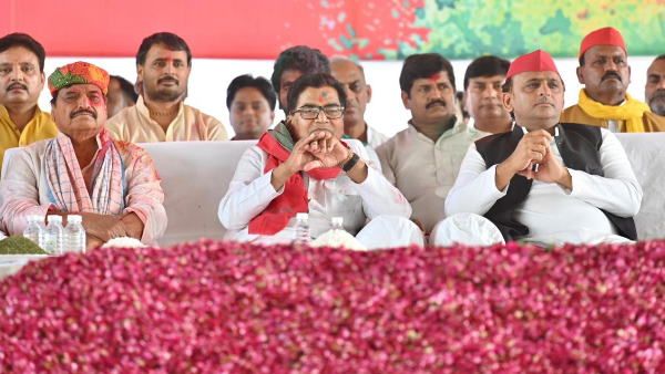 Holi 2022: अखिलेश ने सैफई में मनाई होली, एक मंच पर दिखे चाचा शिवपाल और रामगोपाल यादव