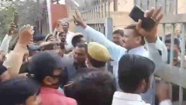 बरेली: कचरे की गाड़ी में बैलेट पेपर से भरे 3 संदूक मिलने से मचा हड़कंप, डीएम ने दी ये सफाई