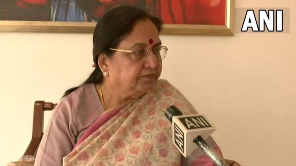 योगी सरकार में कैबिनेट मंत्री बनीं बेबी रानी मौर्य का स्वामी प्रसाद मौर्य पर वार, कहा - वो अवसरवादी थे...