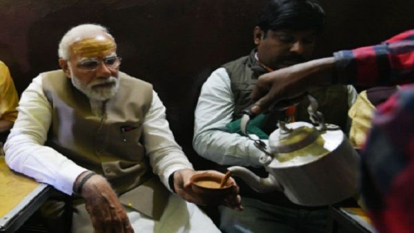 अचानक वाराणसी में 'पप्पू चायवाला' की दुकान पर चाय पीने पहुंचे PM मोदी, दुकानदार बोला- 2019 से था इंतजार