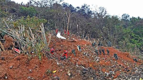 चीन प्लेन क्रैश: दो 'ब्लैक बॉक्स' में से एक मिला, पता लगेगा कैसे हुआ हादसा?