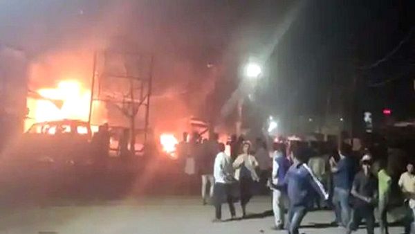 दरभंगा में बवाल: DMCH छात्रों की दुकानदारों से भिड़ंत, फूंके वाहन-दुकान, आग से कई झुलसे