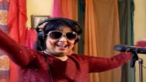 Holi 2022: 'घसाई रंग सगरी' से 'धमाल ' तक, ये भोजपुरी गीत किसी को भी क्रेजी कर दें