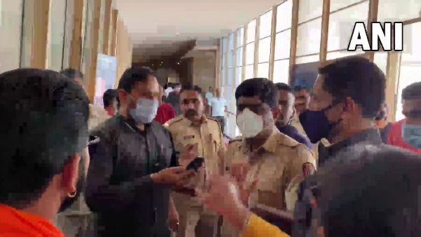 नासिक: भगवा पट्टा डाल 'द कश्मीर फाइल्स' देखने पहुंचीं महिलाएं, स्टोल हटवाने पर मचा बवाल