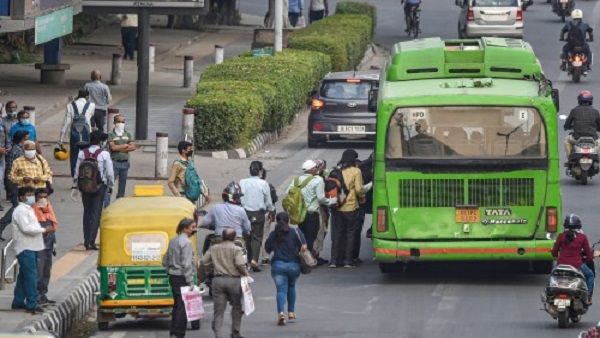 दिल्ली: ड्राइवर को आई झपकी और स्टैंड पर खड़ी DTC की बस से जा भिड़ी कार, एक ही परिवार के 3 लोगों की मौत