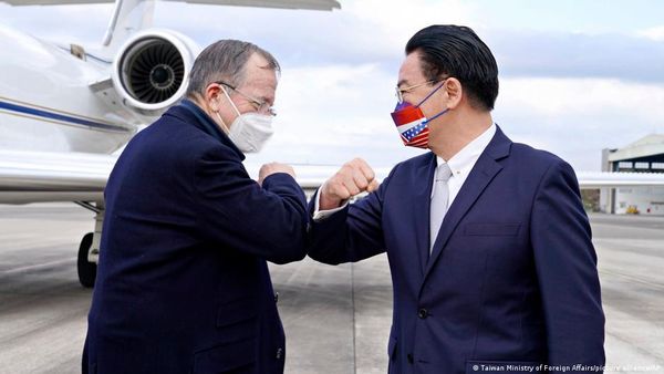 चीन के हमले के खतरे के बीच अमेरिकी अधिकारी पहुंचे ताइवान