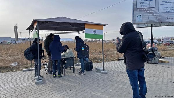 यूक्रेन युद्ध: मदद के लिए हाथ बढ़ाते भारत और पाकिस्तान