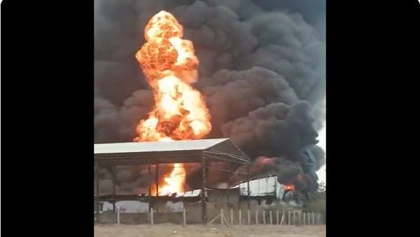 महाराष्ट्र के अहमदनगर में एक कैमिकल फैक्ट्री में लगी भीषण आग, आसमान में छाया काले धुंए का गुबार