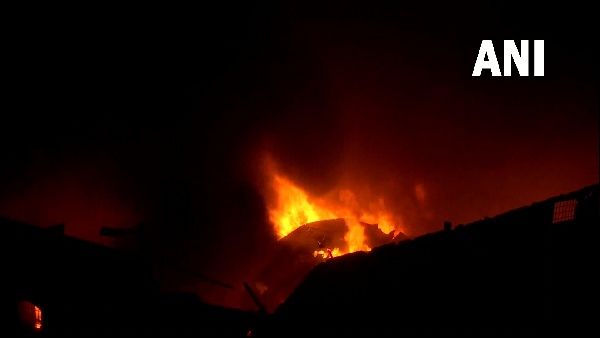 कोलकाता: गोदाम में लगी भयानक आग, 2 दमकल कर्मी घायल