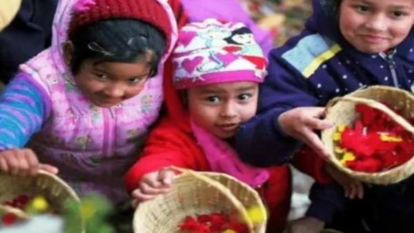 जानिए उत्तराखंड के अनोखे फूलदेई त्यौहार के बारे में, प्रकृति और मासूम बच्चों की मासूमियत का अनोखा संगम