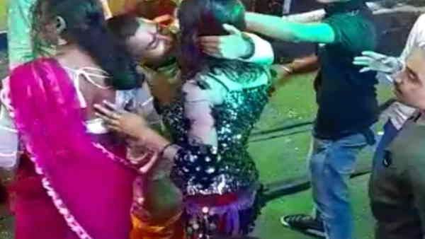 गयाः राम-जानकी मंदिर के सचिव और RJD नेता ने किन्नर के साथ की अश्लीलता, वीडियो हुआ वायरल