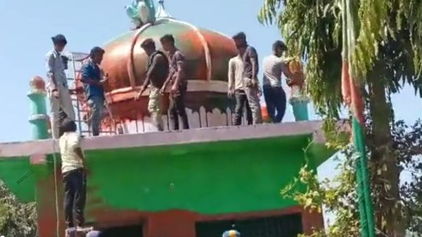 मध्य प्रदेश: दरगाह को अज्ञात लोगों ने भगवा रंग से पोता, खफा लोगों ने जाम किया नेशनल हाइवे