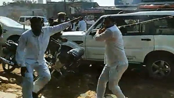 PCC चीफ गोविंद सिंह डोटासरा को काले झंडे दिखाने पर कांग्रेसियों ने भाजपा वालों पर बरसाई लाठियां, VIDEO