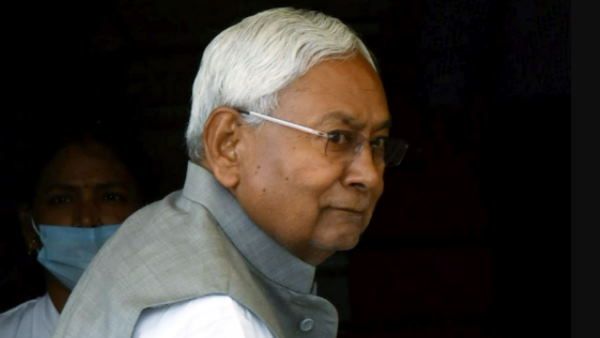 योगी आदित्यनाथ के शपथ ग्रहण में शामिल हुए सीएम नीतीश कुमार, कहा- जनता ने भाजपा की नीतियों पर मुहर लगाया है