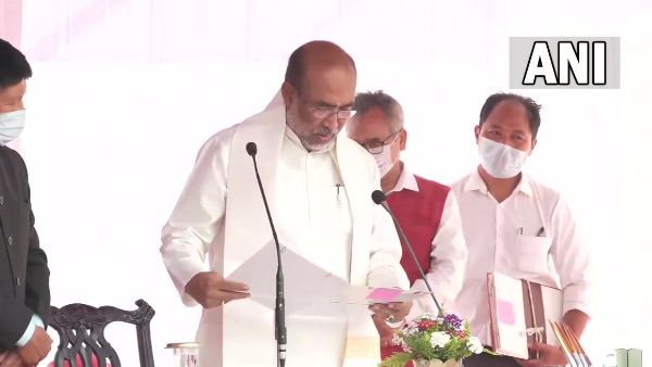 मणिपुर: एन बीरेन सिंह ने लगातार दूसरी बार ली मुख्यमंत्री पद की शपथ