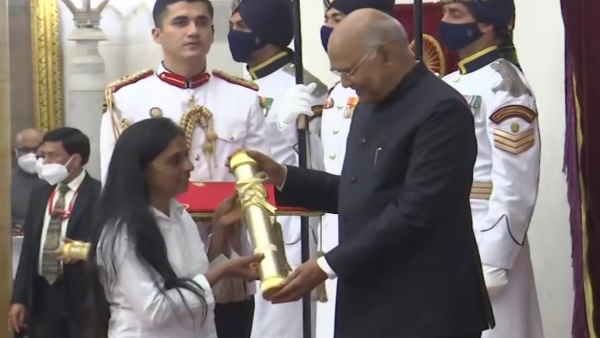 राष्ट्रपति ने सांप को रेसक्‍यू करने वाली देश की पहली महिला बचावकर्ता वनिता जगदेव को दिया नारी शक्ति सम्‍मान