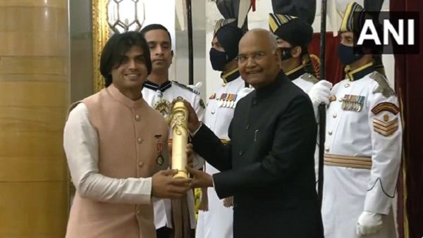 टोक्यो ओलंपिक के गोल्ड मेडलिस्ट नीरज चोपड़ा पद्म श्री अवॉर्ड से सम्मानित, 74 हस्तियों को मिला सम्मान