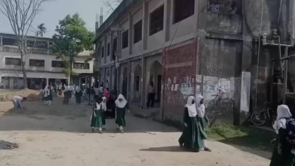 बांग्लादेश के स्कूल में बुरक़े पर बैन की ख़बरों के बाद हंगामा, क्या है पूरा मामला?