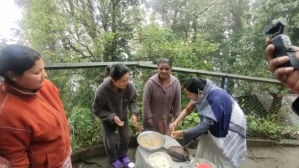 VIDEO: दार्जिलिंग में दिखा ममता का अनोखा अंदाज, मॉर्निग वॉक पर निकली 'दीदी' ने बनाए 'मोमो'