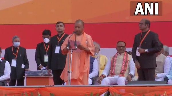 उत्तर प्रदेश: योगी आदित्यनाथ ने ली मुख्यमंत्री पद की शपथ, पीएम मोदी रहे समारोह में मौजूद