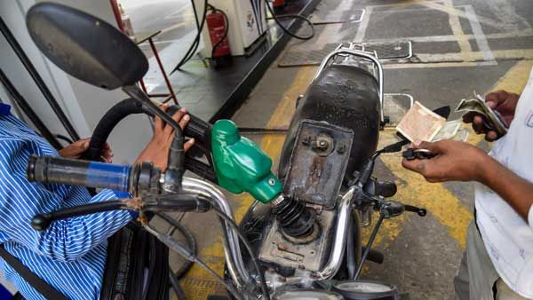 Petrol-Diesel Rate: तेल की मार, 80,80,80,80,50,30...जानिए कैसे धीरे से जोर का झटका दे रही हैं तेल कंपनियां