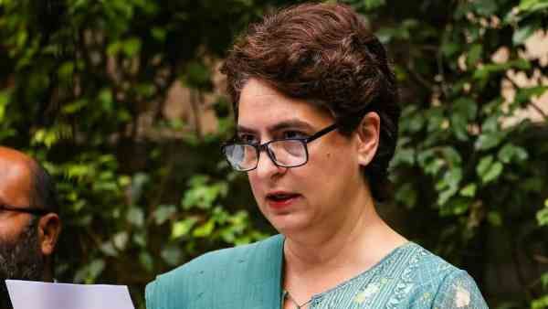 यूपी में राशन कार्ड के नए नियमों पर प्रियंका गांधी ने खड़े किए सवाल, कहा- चुनाव के लिए राशन वोट मशीन था