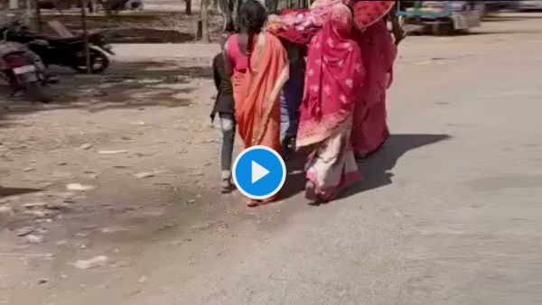 बुजुर्ग मां की मौत : एम्बुलेंस नहीं मिलने पर बेटियां चारपाई पर घर ले गई शव, देखें वायरल वीडियो