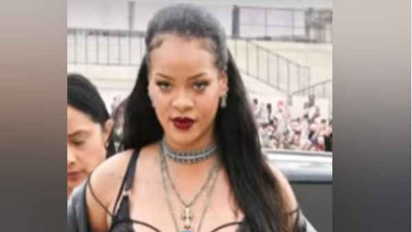 Rihanna Bares ने जालीदार ड्रेस में फ्लांट की प्रेगनेंसी, Photos में ब्लैक इनरवियर तक आ रही नजर