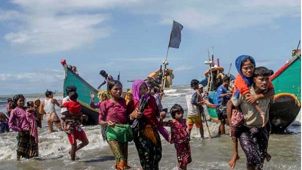 100 से अधिक रोहिंग्या शरणार्थी नाव से पहुंचे इंडोनेशिया के समुद्र तट