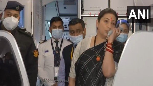 यूक्रेन से लौटे छात्रों से मिलने पहुंचीं स्मृति ईरानी और राजीव चंद्रशेखर, कहा- हर नागरिक को वापस लाना ही मकसद