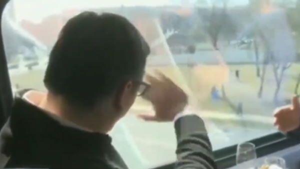 रेल लाइन का उद्घाटन करने पहुंचे राष्ट्रपति, नहीं आई भीड़ तो दीवार की ओर ही हिलाते रहे हाथ, वीडियो वायरल