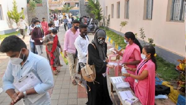 कर्नाटक SSLC Exam: परीक्षा के दौरान हिजाब उतारने से महिला निरीक्षक ने किया इनकार, निलंबित