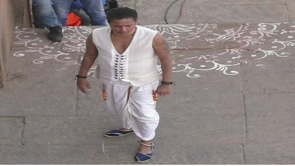 मशहूर गायक सुखविंदर सिंह ने 'हनुमान चालीसा' पर जूते पहनकर किया डांस, मचा बवाल