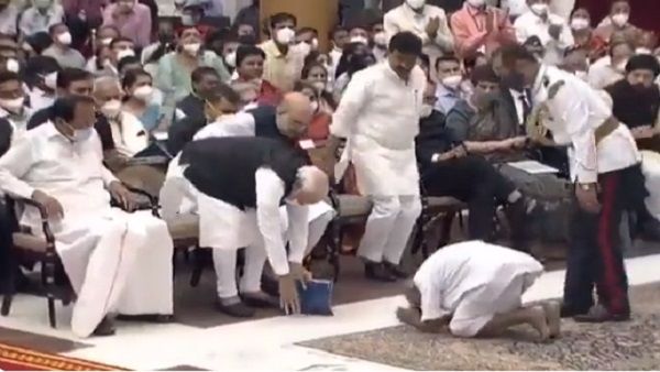 पीएम मोदी को दंडवत प्रणाम करने वाले स्वामी शिवानंद कौन हैं? 125 साल की उम्र में पद्म श्री लेने पहुंच गए दिल्ली